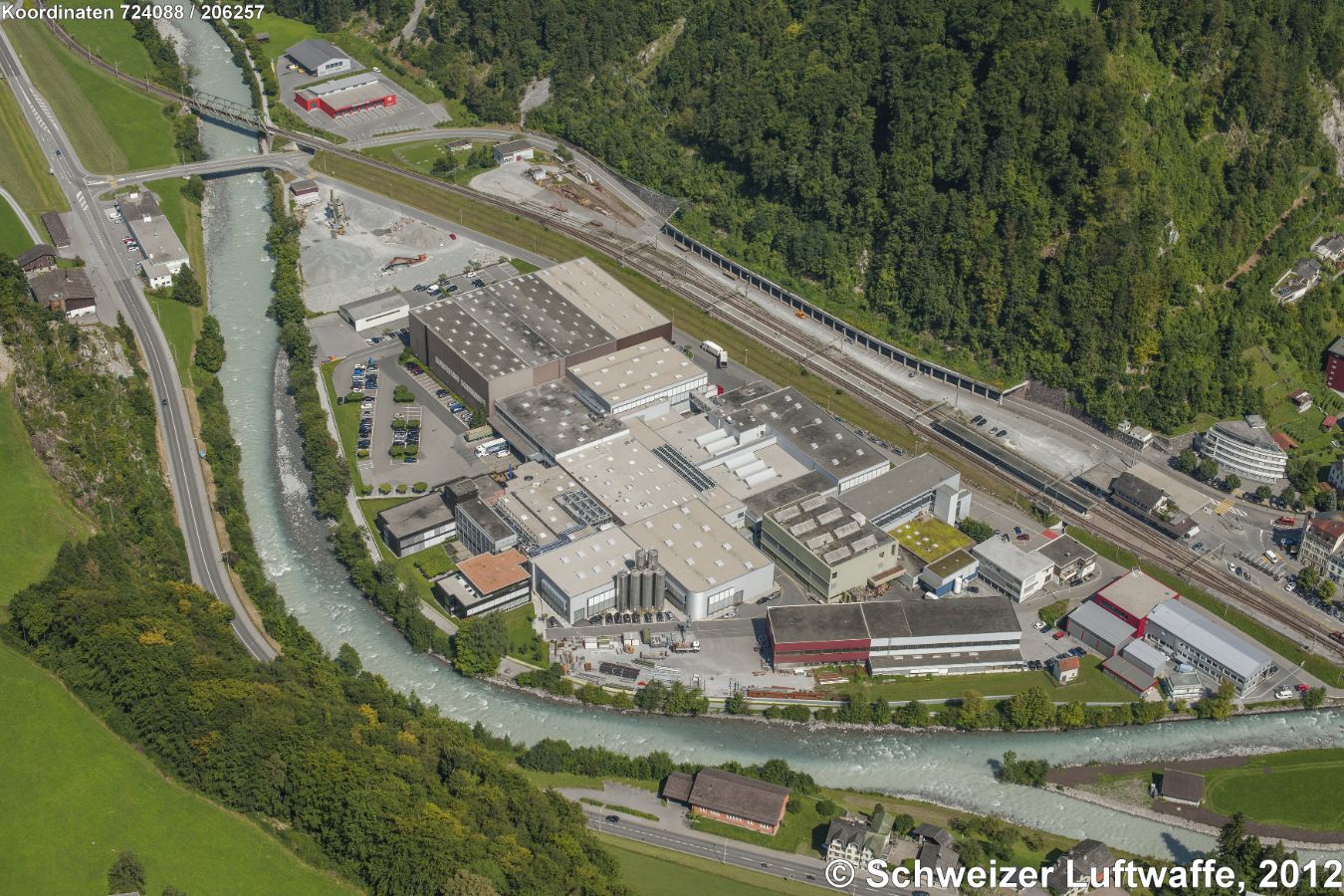 Industrieareal 'Tschachen', Schwanden (Position: 2'724'571.68, 1'206'616.74). Blcik gegen E. - Unten im Bild: Linth-Insel 'Inslen'.